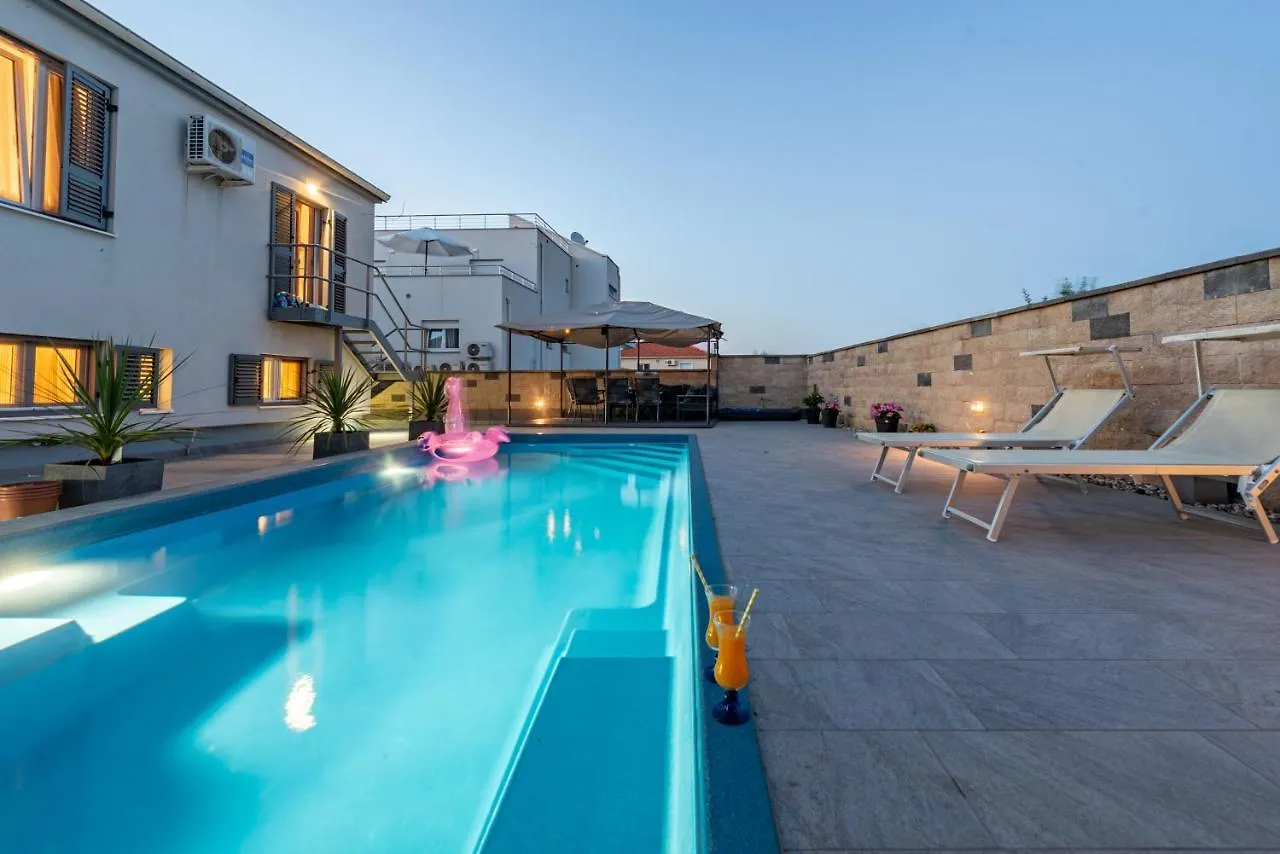 Mery Apartment House Zadar 0*,