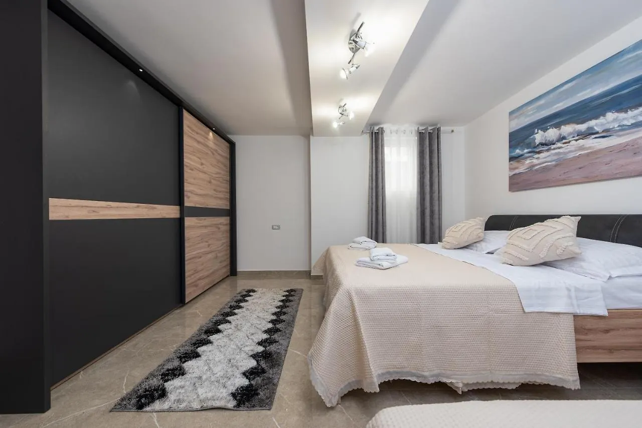 Mery Apartment House Zadar 0*,