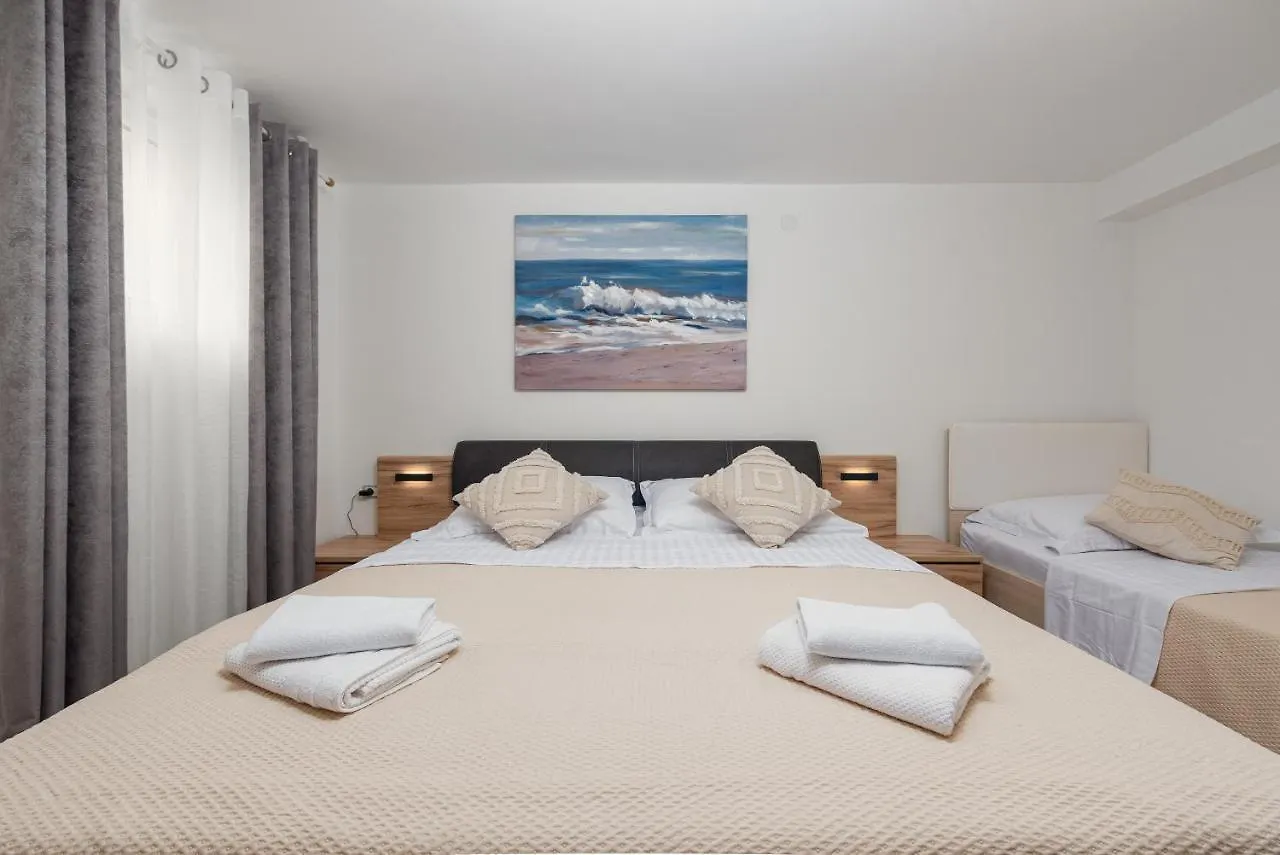 Mery Apartment House Zadar 0*,